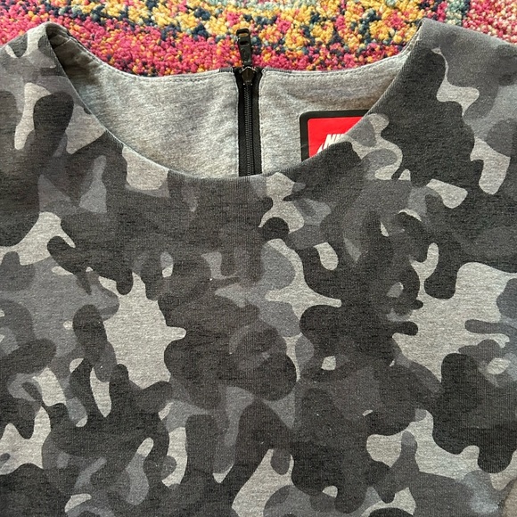 🔥Nike | Women’s grey camouflage color block back zip crewneck top, thumb hole XS - Picture 12 of 16